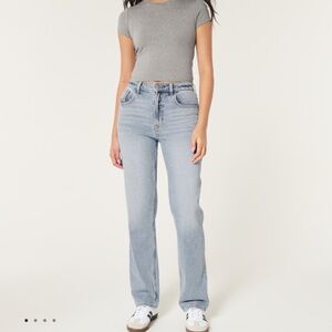 Hollister Ultra High Rise Lighter Medium Wash 90s Straight Jean